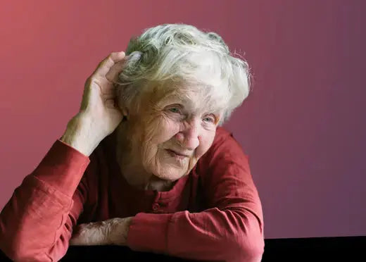 Une dame très âgée ayant des difficultés d'audition