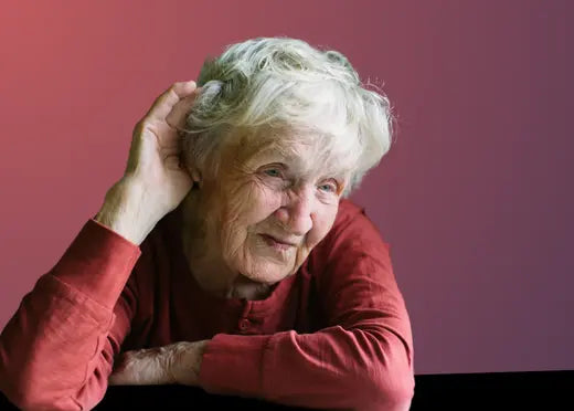 Une dame très âgée ayant des difficultés d'audition