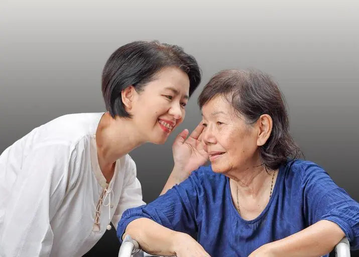 Une dame est obligée de parler dans l'oreille de sa mère de 80 ans pour se faire comprendre à cause de sa perte auditive