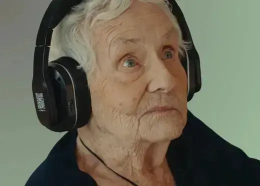 Une dame âgée qui sourit en portant le casque Spokeo
