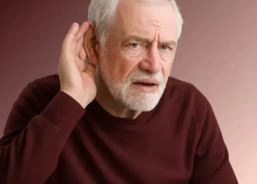 Un vieux monsieur qui tend l'oreille à cause d'une presbyacousie