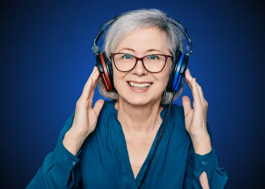 Une dame portant un casque pendant un audiogramme