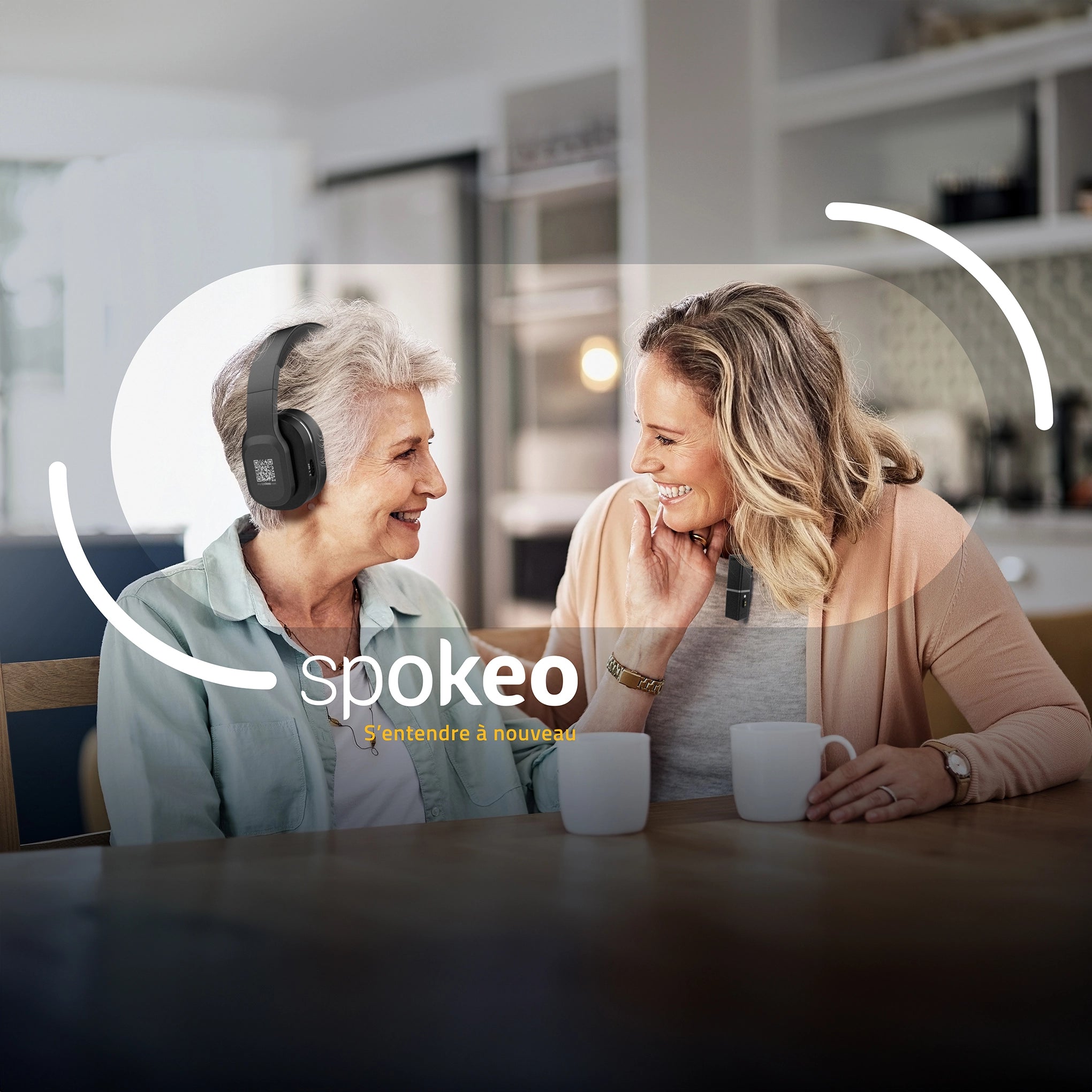 Une mère malentendante et sa fille dialoguent sans effort grâce à l'assistant d'écoute Spokeo