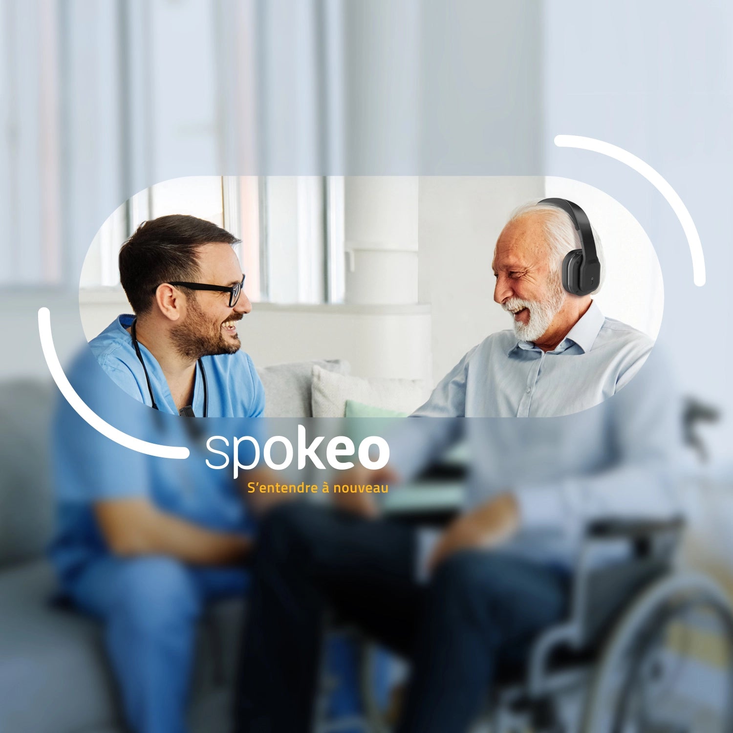 L'assistant d'écoute Spokeo. Outil indispensable pour des conversations fluides en EHPAD. Le médecin parle doucement à un résident tout en étant sur de son consentement éclairé.