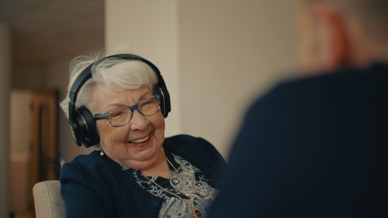 Une dame âgée porte le casque Spokeo et retrouve le sourire