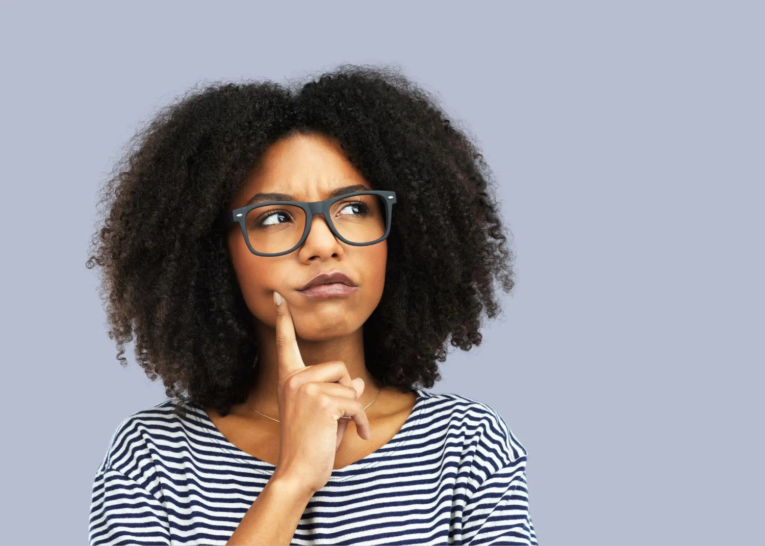 Une jeune femme qui doute sur la compréhension de ce qu'elle entend