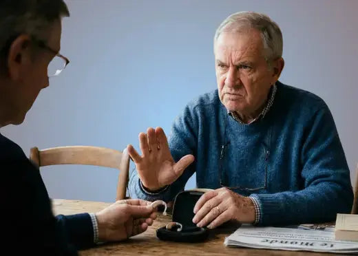 une personne âgée refuse de porter des appareils auditifs 