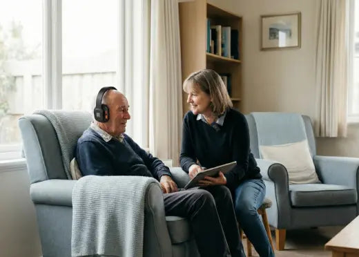 Un senior utilise l'aide auditive Spokeo pour communiquer avec sa fille