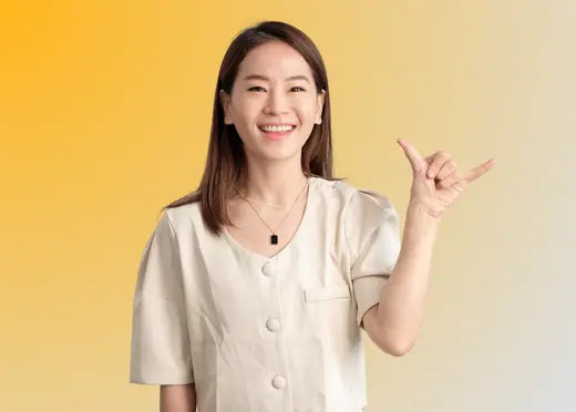 Une jeune femme communique en langue des signes