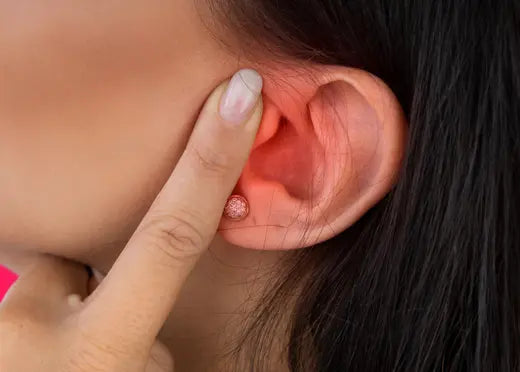 Rougeur sur une oreille liée à une otite externe