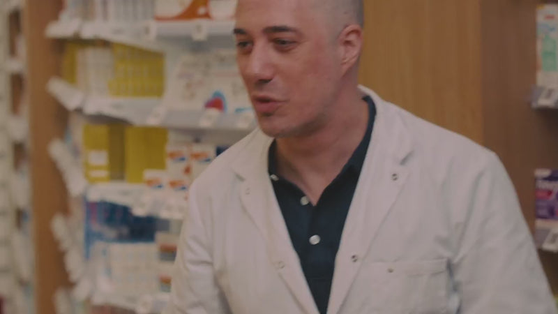 Spokeo en situation dans une pharmacie. Le pharmacien reussit a communiquer facilement avec un client malentendant en utilisant l'assistant d'écoute Spokeo.