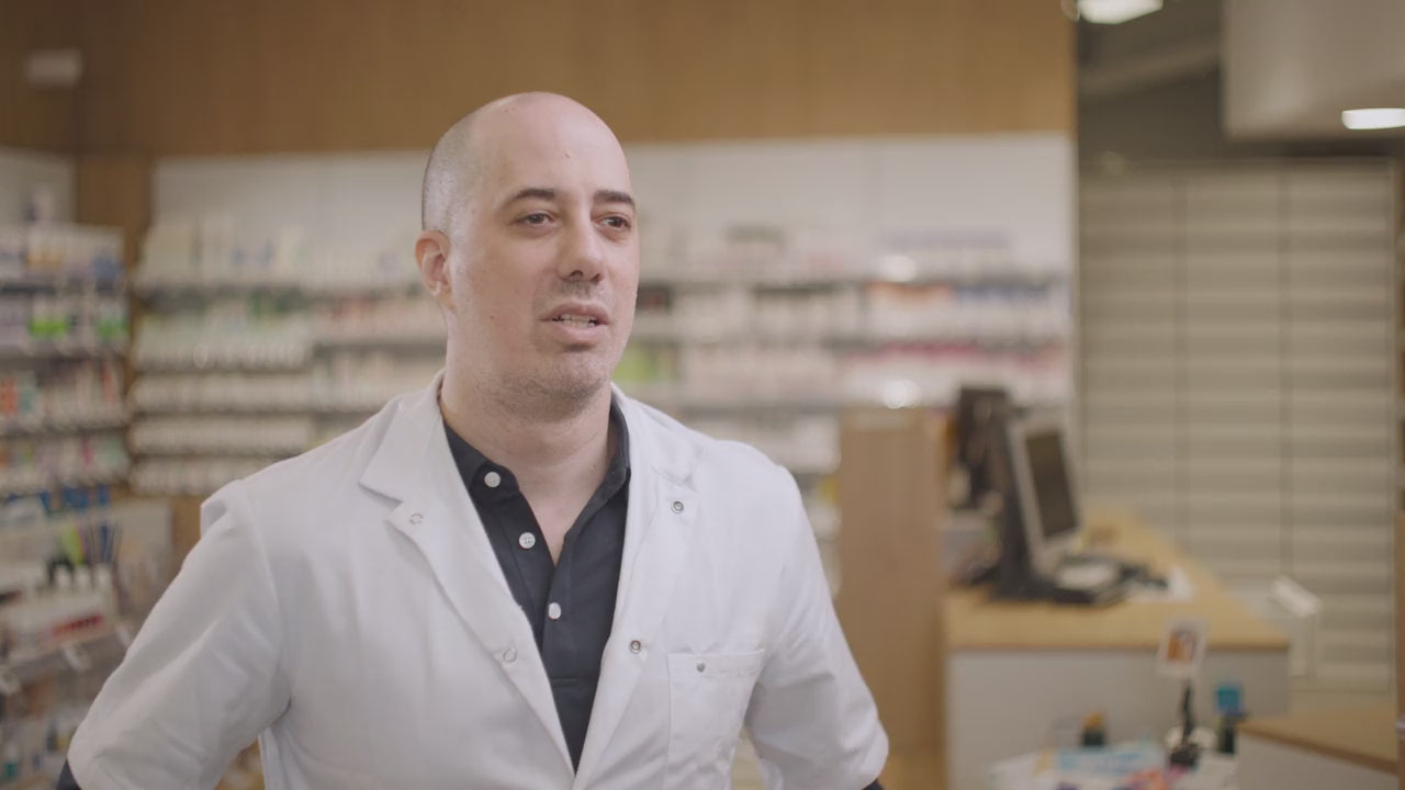 Un pharmacien explique comment la perte d'audition de certains patient peut entraver sa pratique et comment l'assistant d'écoute Spokeo l'aide au quotidien pour faciliter les échanges avec ses patients