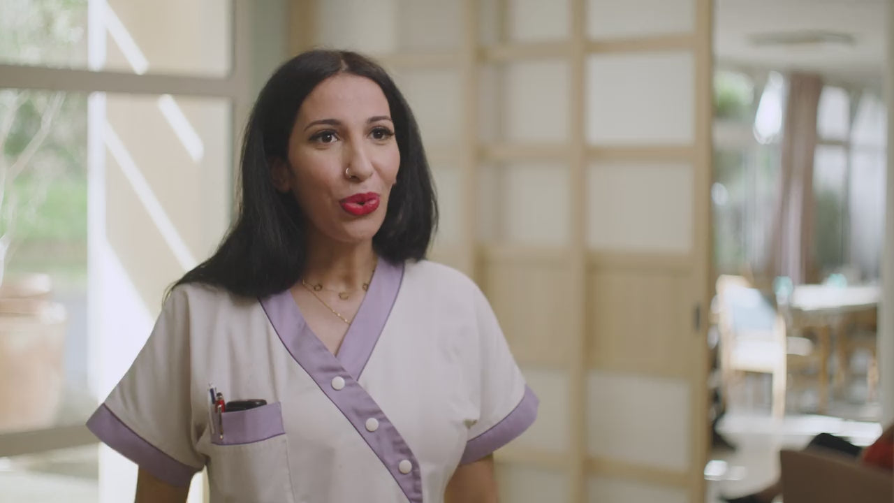 Sabrina, aide-soignante en maison de retraite nous raconte comment l'assistant d'écoute Spokeo lui a permis de fluidifier les conversations et les échanges avec ses résidents.