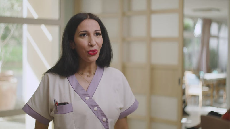 Sabrina, aide-soignante en maison de retraite nous raconte comment l'assistant d'écoute Spokeo lui a permis de fluidifier les conversations et les échanges avec ses résidents.