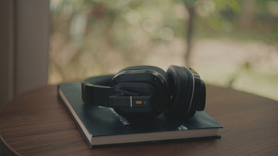 un soignant en Ehpad utilise l'assistant d'écoute Spokeo pour communiquer avec les résidents