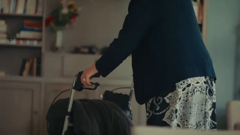 Une dame âgée marche avec son déambulateur